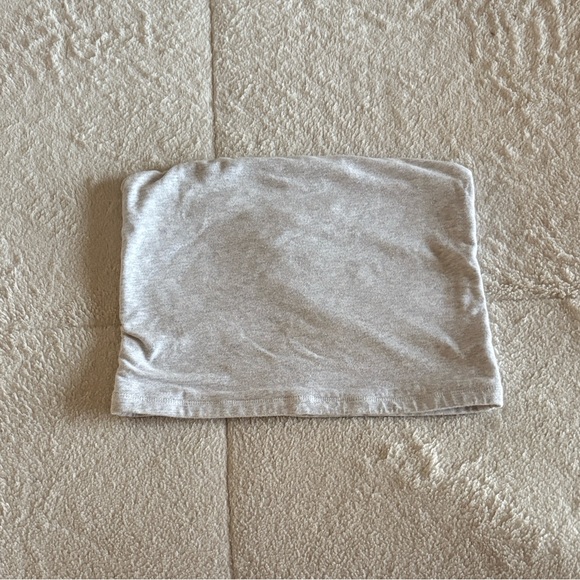 Bundle of 4 Brandy Melville Tees Shorts and Tanks - Picture 4 of 11